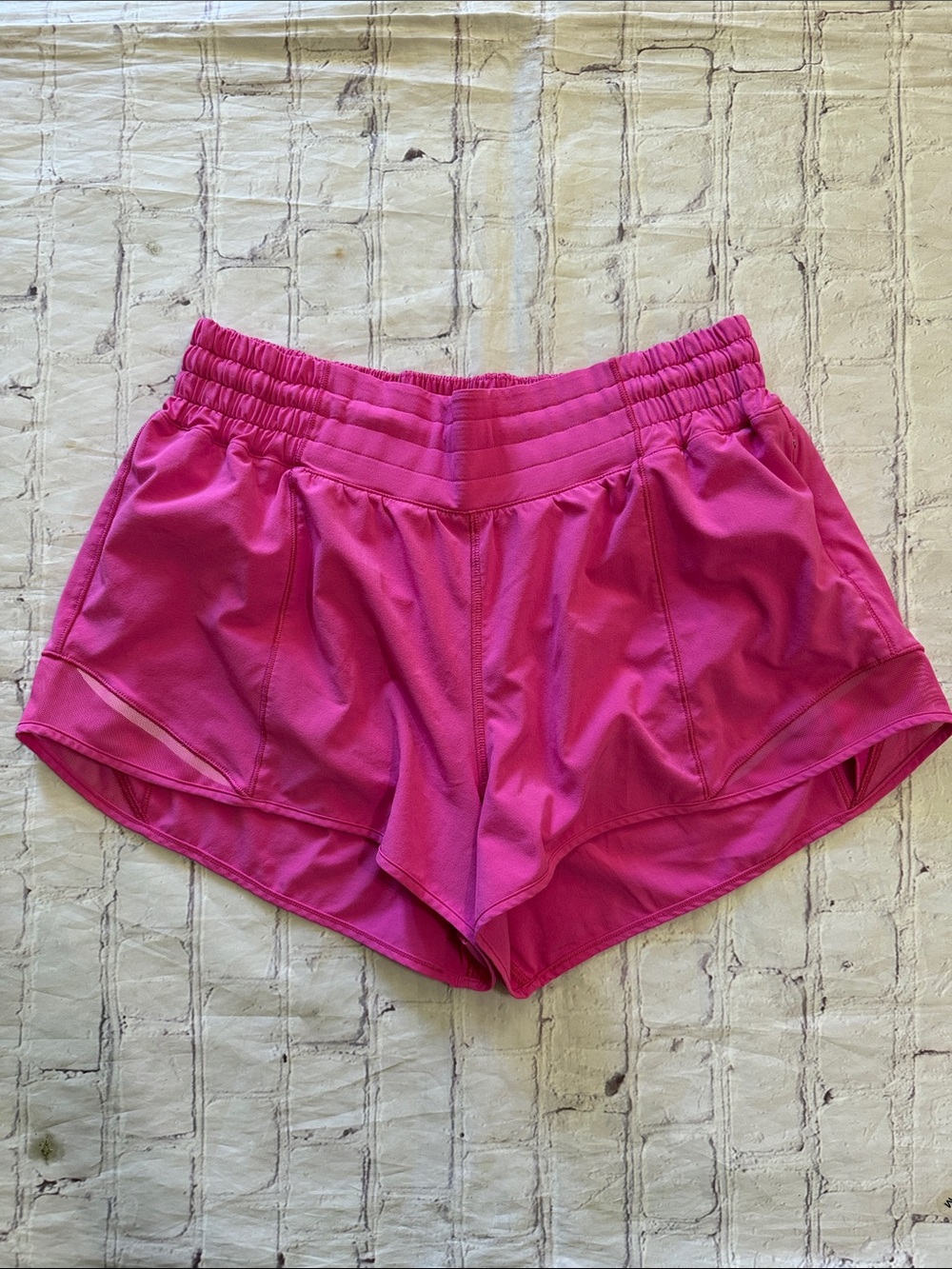 Lululemon Hotty Hot 2.5” High Rise Sonic Pink Size 8 Lined Running Shorts - Picture 3 of 7